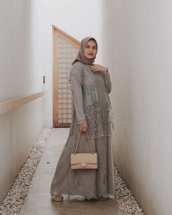Koleksi Gaun Pesta dengan Hijab ala Dwi Handa, Brokatnya Memesona