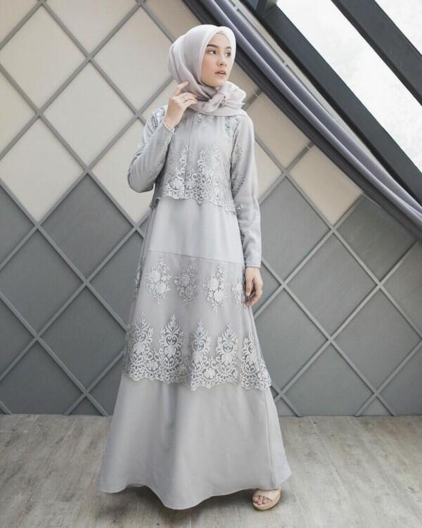 Koleksi Gaun Pesta dengan Hijab ala Dwi Handa, Brokatnya Memesona