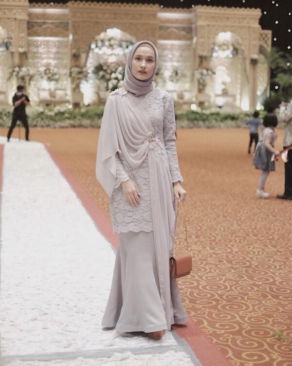 Koleksi Gaun Pesta dengan Hijab ala Dwi Handa, Brokatnya Memesona