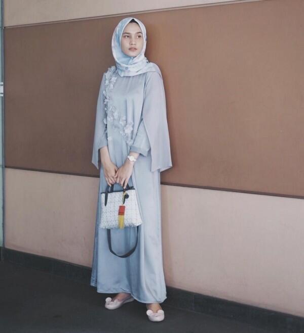 Koleksi Gaun Pesta dengan Hijab ala Dwi Handa, Brokatnya Memesona