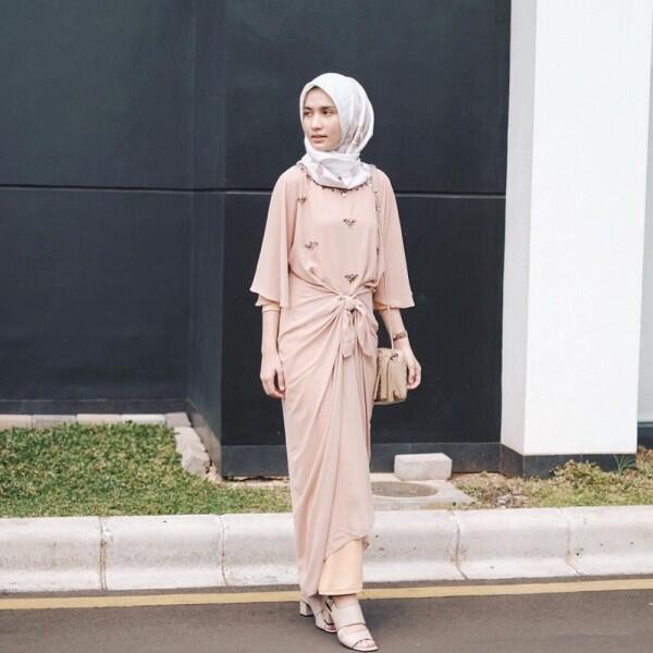 Koleksi Gaun Pesta dengan Hijab ala Dwi Handa, Brokatnya Memesona