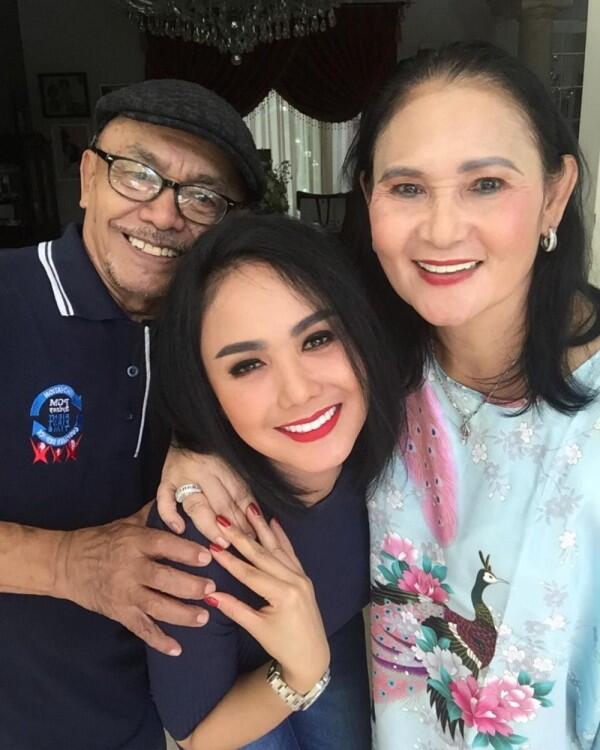 Sama-sama Awet Muda, 10 Potret Kedekatan Yuni Shara dan Sang Ibu!