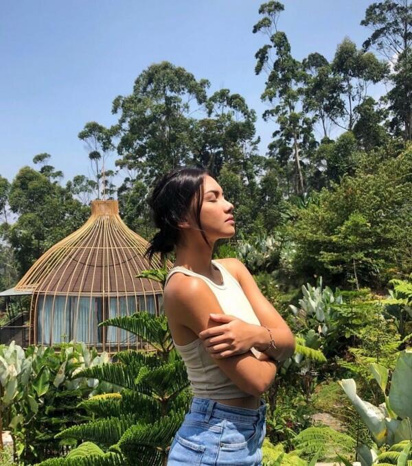 10 Potret Kece Liburan ala Angela Gilsha, Pesonanya Awet Banget