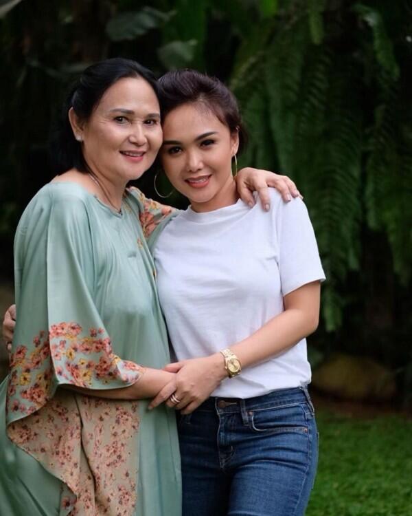 Sama-sama Awet Muda, 10 Potret Kedekatan Yuni Shara dan Sang Ibu!