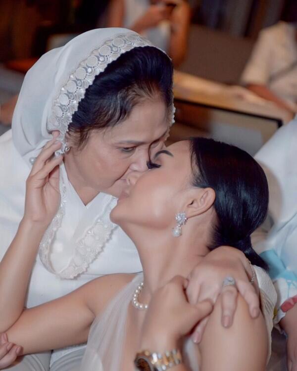Sama-sama Awet Muda, 10 Potret Kedekatan Yuni Shara dan Sang Ibu!