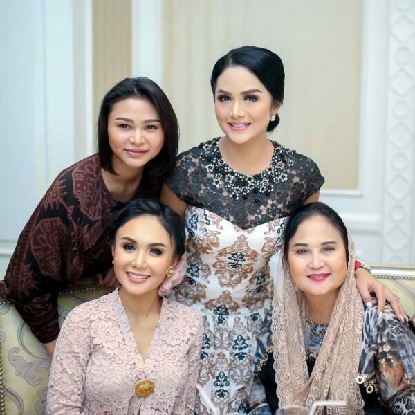 Sama-sama Awet Muda, 10 Potret Kedekatan Yuni Shara dan Sang Ibu!