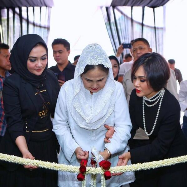 Sama-sama Awet Muda, 10 Potret Kedekatan Yuni Shara dan Sang Ibu!