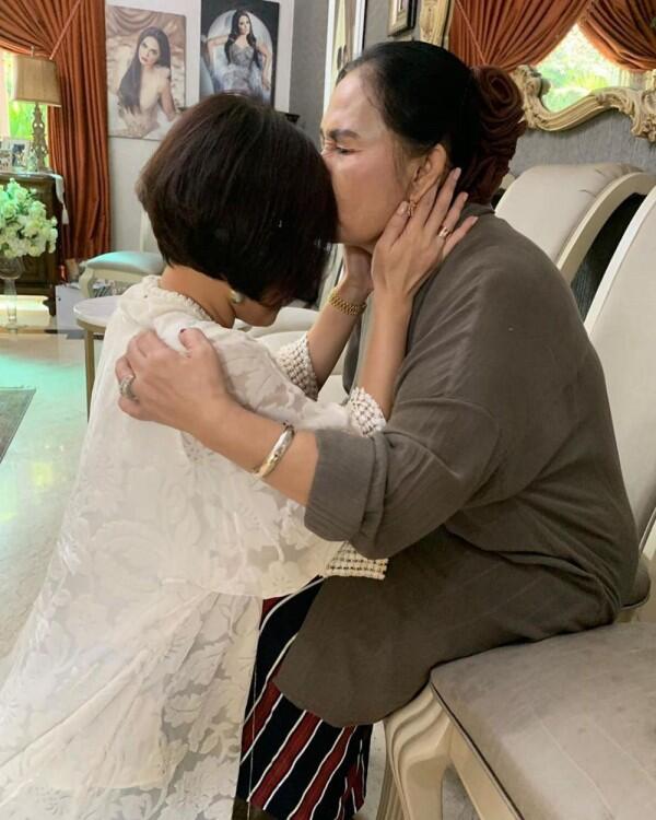 Sama-sama Awet Muda, 10 Potret Kedekatan Yuni Shara dan Sang Ibu!