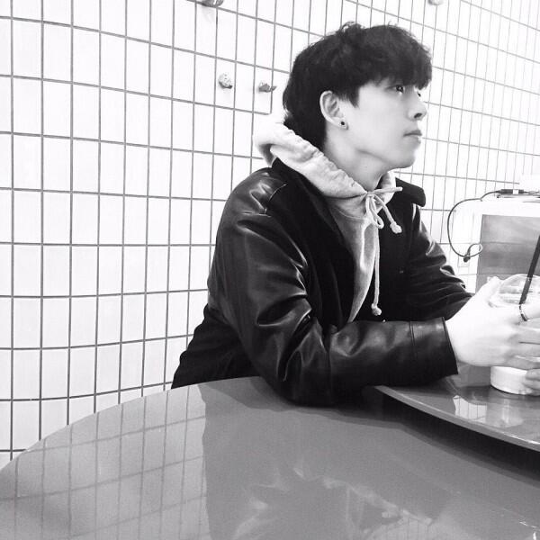 9 Potret Terbaru Junhyeok, Mantan Member Day6 yang Kini Berkarier Solo