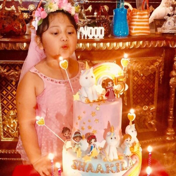 Nenek Kesayangan, Ini 9 Potret Nia Daniaty Rayakan Ulang Tahun Cucunya