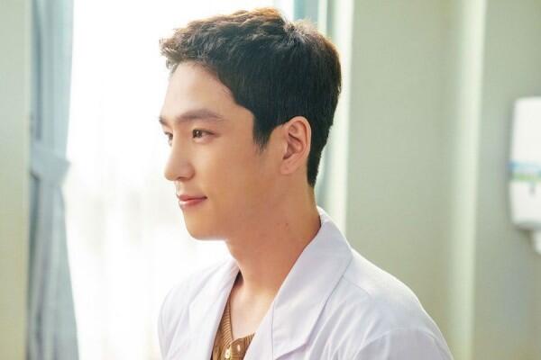 10 Potret Kece Goo Won yang Jadi Dokter di Drama "Love With Flaws"