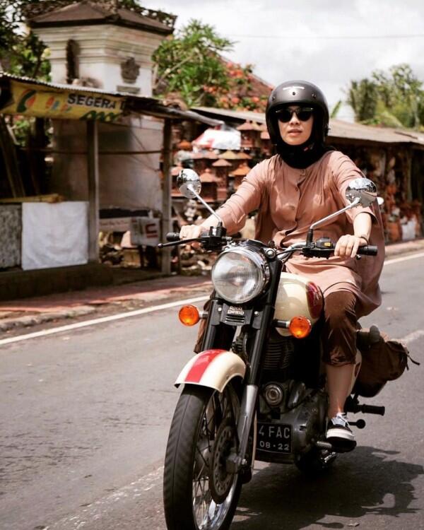 10 Potret Gahar Dian Ayu Kendarai Motor, Lady Biker Sejati!