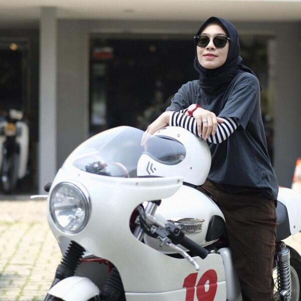 10 Potret Gahar Dian Ayu Kendarai Motor, Lady Biker Sejati!