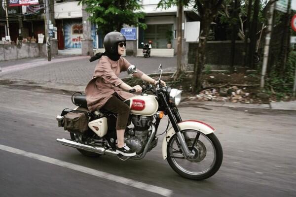 10 Potret Gahar Dian Ayu Kendarai Motor, Lady Biker Sejati!