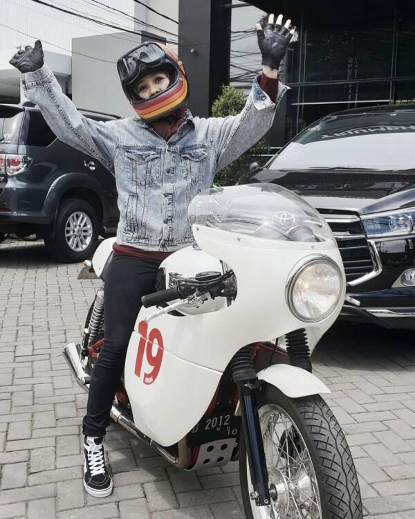 10 Potret Gahar Dian Ayu Kendarai Motor, Lady Biker Sejati!