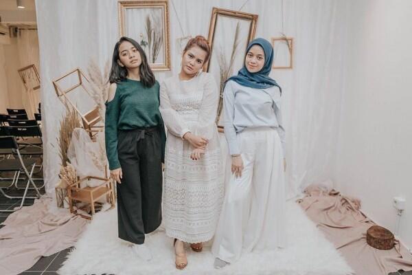 9 Potret Kebersamaan Mytha Lestari Bareng sang Adik, Sister Goals!