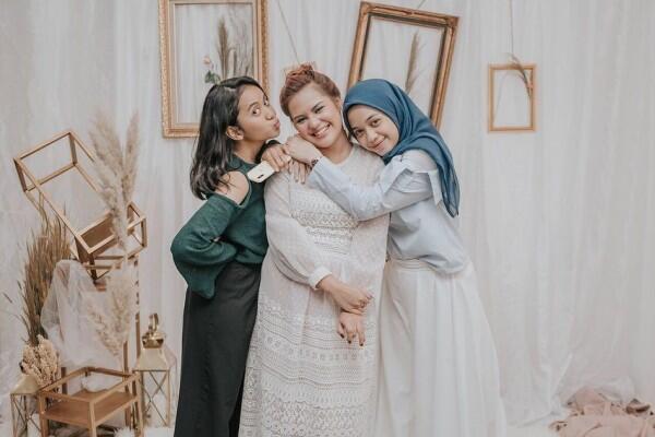 9 Potret Kebersamaan Mytha Lestari Bareng sang Adik, Sister Goals!