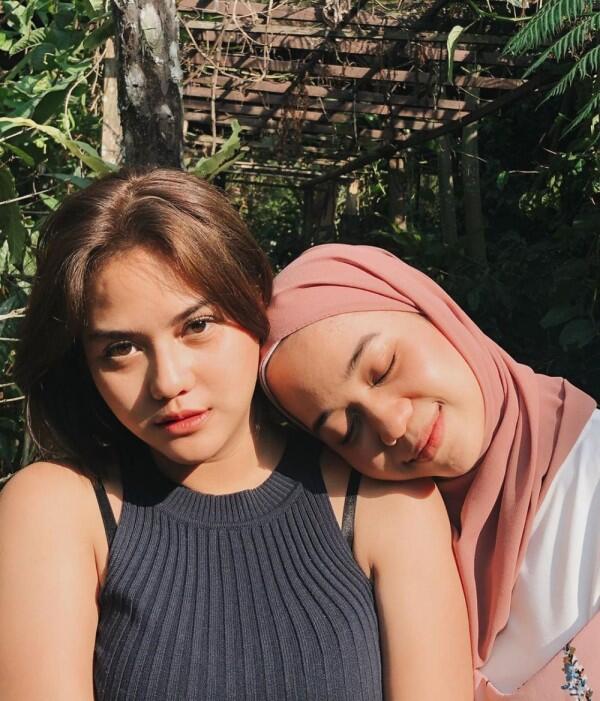 9 Potret Kebersamaan Mytha Lestari Bareng sang Adik, Sister Goals!
