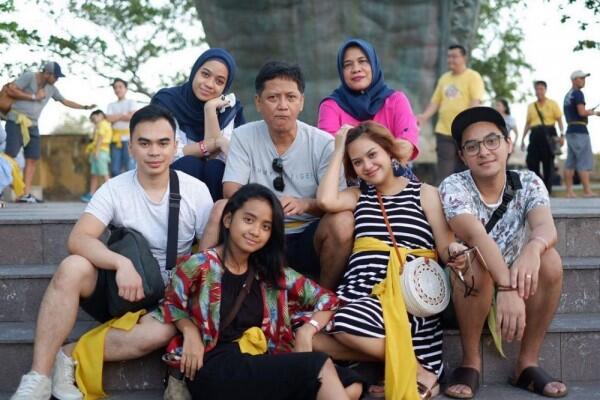 9 Potret Kebersamaan Mytha Lestari Bareng sang Adik, Sister Goals!