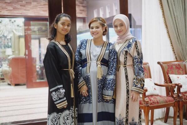 9 Potret Kebersamaan Mytha Lestari Bareng sang Adik, Sister Goals!