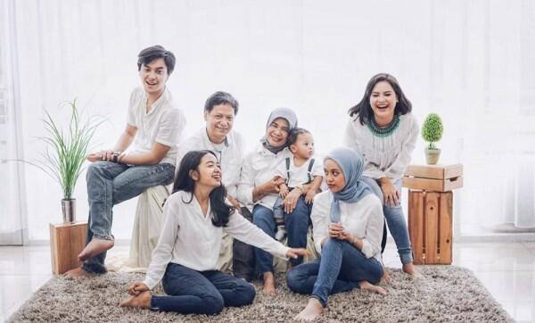 9 Potret Kebersamaan Mytha Lestari Bareng sang Adik, Sister Goals!