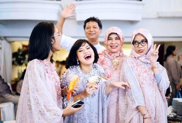 9 Potret Kebersamaan Mytha Lestari Bareng sang Adik, Sister Goals!