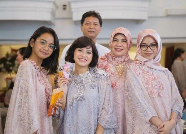 9 Potret Kebersamaan Mytha Lestari Bareng sang Adik, Sister Goals!