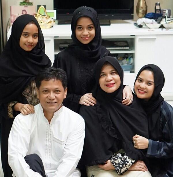 9 Potret Kebersamaan Mytha Lestari Bareng sang Adik, Sister Goals!