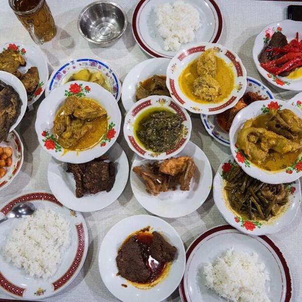 12 Rekomendasi Rumah Makan Padang Paling Enak di Jakarta