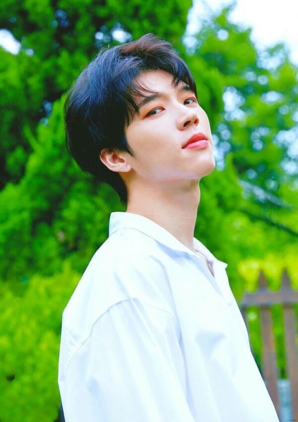 Diam-diam Wajib Militer, Ini 10 Potret Woo Hyun INFINITE yang Memesona