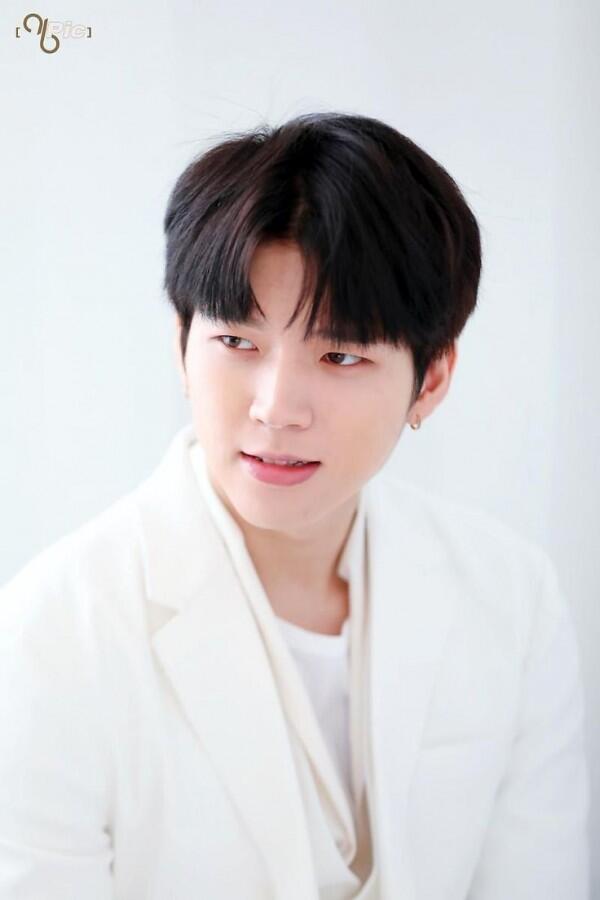 Diam-diam Wajib Militer, Ini 10 Potret Woo Hyun INFINITE yang Memesona