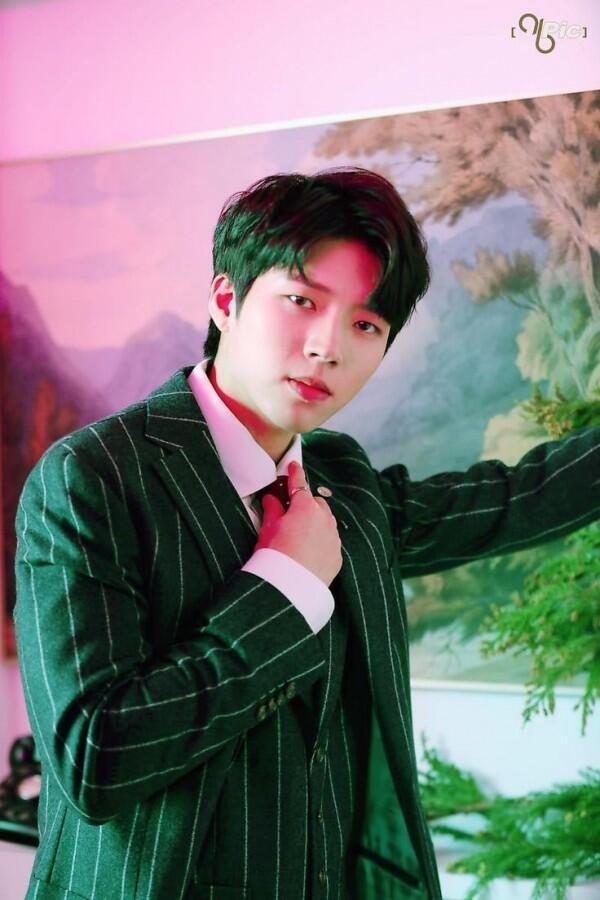 Diam-diam Wajib Militer, Ini 10 Potret Woo Hyun INFINITE yang Memesona