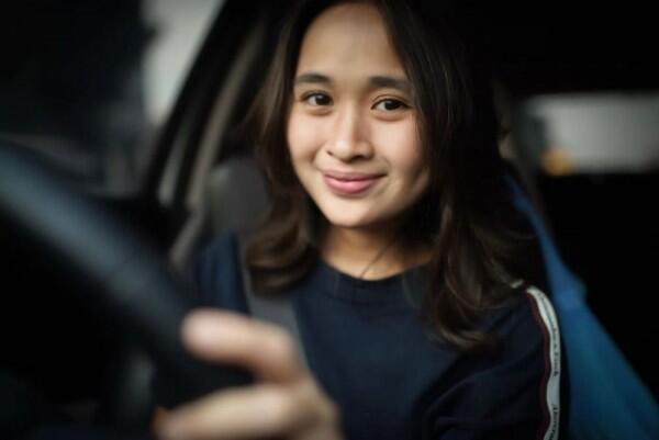 9 Potret Imut Gritte Agatha di Usia 23 Tahun, bak Anak Sekolah