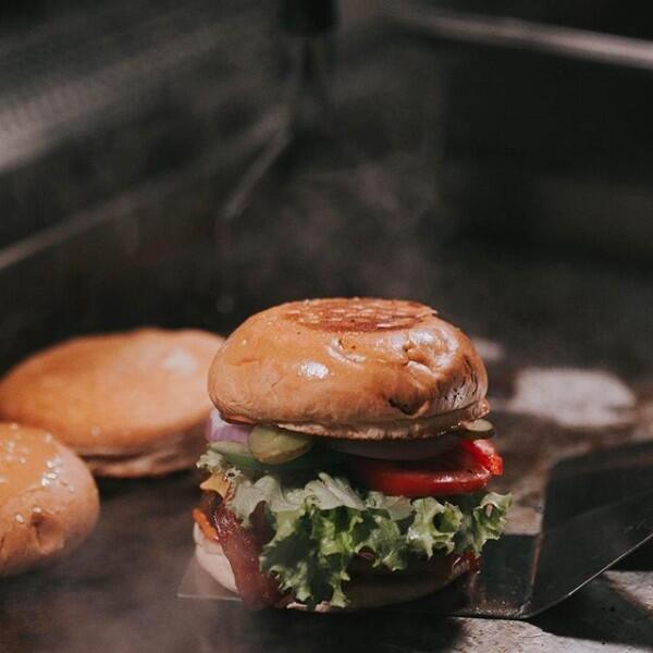 8 Burger Enak di Medan yang Wajib Banget Dicoba, Murah Lagi!