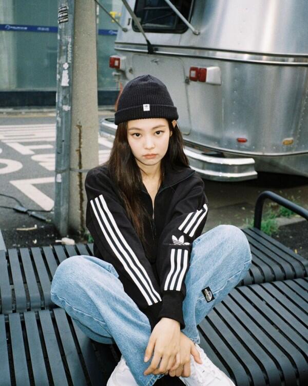 10 Potret Terbaru Jennie BLACKPINK yang Kian Menawan dan Fashionable!