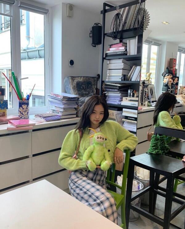 10 Potret Terbaru Jennie BLACKPINK yang Kian Menawan dan Fashionable!