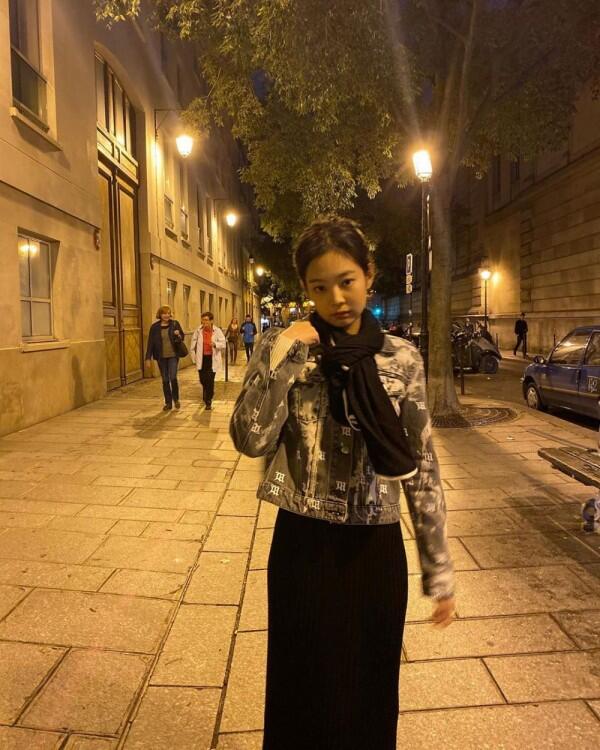 10 Potret Terbaru Jennie BLACKPINK yang Kian Menawan dan Fashionable!
