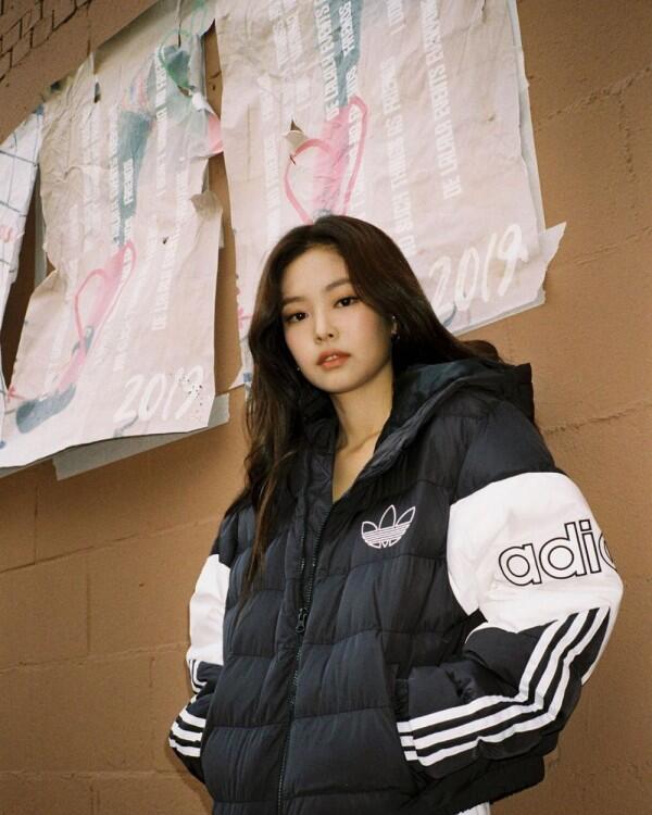 10 Potret Terbaru Jennie BLACKPINK yang Kian Menawan dan Fashionable!