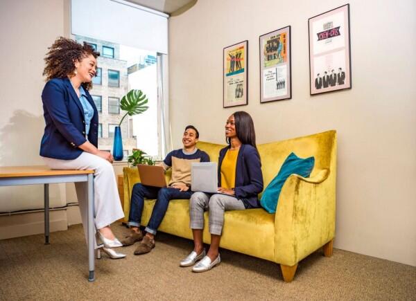 5 Cara Beradaptasi yang Baik dengan Rekan Kerja & Atasan di Kantor