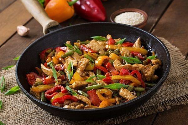 5 Tips Cerdas Memasak Tumis Ayam agar Sajian Lebih Sedap!