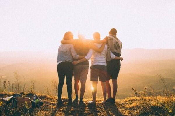 5 Cara agar Tidak Toxic Positivity Saat Menghibur Teman yang Sedih