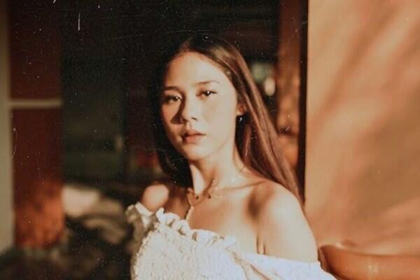 8 Gaya Fashion Feminim ala Nadin Amizah, Bisa Jadi Inspirasi Nih!