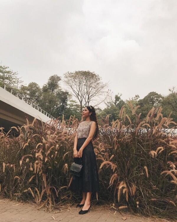 8 Gaya Fashion Feminim ala Nadin Amizah, Bisa Jadi Inspirasi Nih!