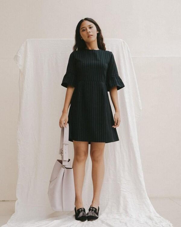 8 Gaya Fashion Feminim ala Nadin Amizah, Bisa Jadi Inspirasi Nih!