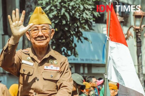 11 Foto Keseruan Parade Surabaya Juang 2019, Penuh dengan Ledakan Bom!