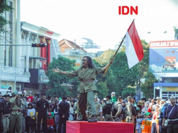 11 Foto Keseruan Parade Surabaya Juang 2019, Penuh dengan Ledakan Bom!