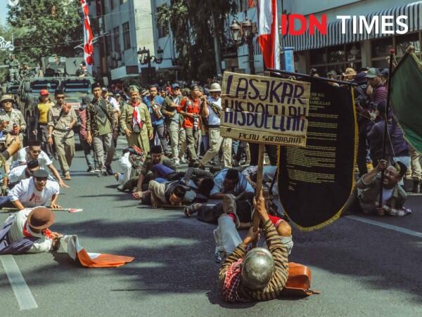 11 Foto Keseruan Parade Surabaya Juang 2019, Penuh dengan Ledakan Bom!