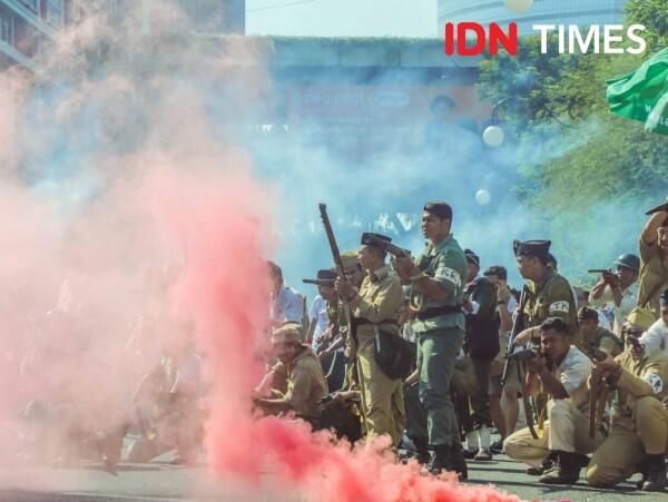 11 Foto Keseruan Parade Surabaya Juang 2019, Penuh dengan Ledakan Bom!