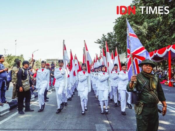 11 Foto Keseruan Parade Surabaya Juang 2019, Penuh dengan Ledakan Bom!