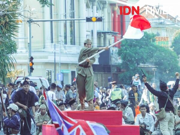 11 Foto Keseruan Parade Surabaya Juang 2019, Penuh dengan Ledakan Bom!